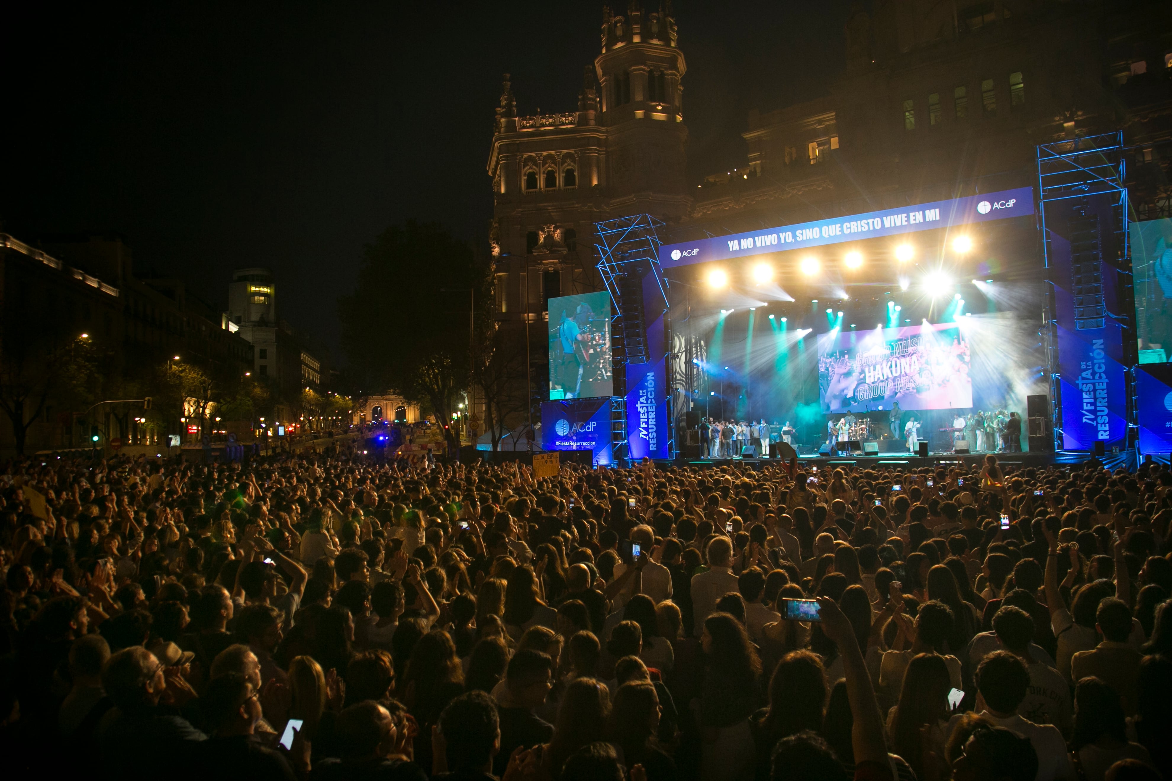 Asistentes a la fiesta de la Resurrección celebrada en la plaza de Cibeles, en Madrid.