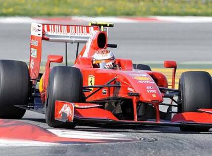 El Ferrari de Kimi Raikkonen en el circuito catalán de Montmeló.