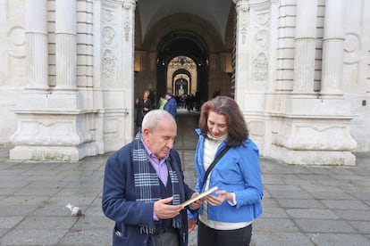 Los profesores Alberto González Troyano y Rocío Plaza Orellana en el rectorado de la Universidad de Sevilla, antigua sede de la tabacalera.