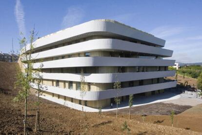 El edificio del BCC, en el Parque Miramón de San Sebastián, cuyo diseño simula platos apilados.