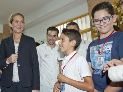 La infanta Elena y Juan Espadas, alcalde de Sevilla, en la presentación de los talleres sobre seguros en un colegio de la capital andaluza.