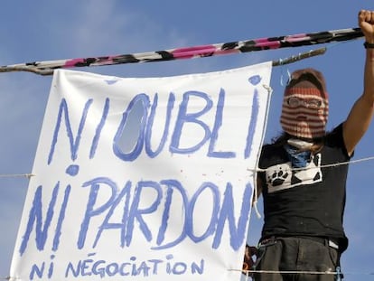 "Ni oblit, ni perdó, ni negociació" diu la pancarta d'aquest manifestant ecologista a Sivens.