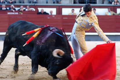 Sergio Martinez, en su faena con el capote, ayer en Las Ventas.