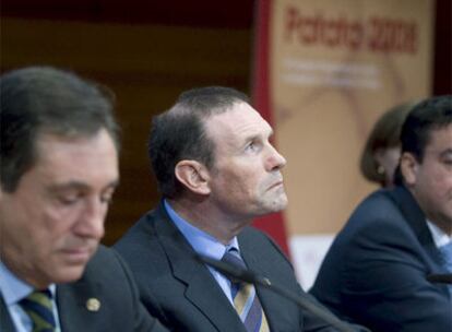 Ibarretxe, junto al diputado general alavés, Xabier Agirre, durante la inauguración de un congreso al que asisitió ayer en Vitoria.