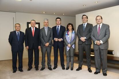 En el desayuno participaron, de izquierda a derecha, Gervasio Vázquez (Tetra Pack); Ramón Paredes (Seat); Javier Moreno, director de EL PAIS; José Manuel Soria, ministro de Industria; Rosa García (Siemens); Bernardo Velázquez (Acerinox); y Manuel Revuelta Lapique (Navantia)