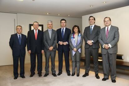 En el desayuno participaron, de izquierda a derecha, Gervasio V&aacute;zquez (Tetra Pack); Ram&oacute;n Paredes (Seat); Javier Moreno, director de EL PAIS; Jos&eacute; Manuel Soria, ministro de Industria; Rosa Garc&iacute;a (Siemens); Bernardo Vel&aacute;zquez (Acerinox); y Manuel Revuelta Lapique (Navantia) 