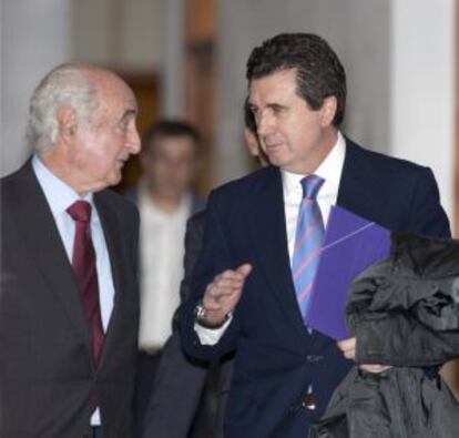 Jaume Matas junto a su abogado, a la llegada a los juzgados de instrucción de la capital balear.