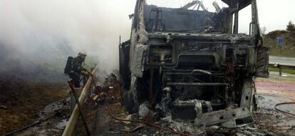 Los bomberos enfr&iacute;an el cami&oacute;n tras extinguir las llamas.