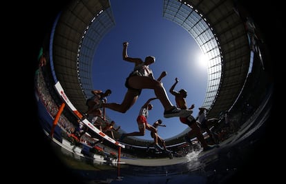 Los atletas limpian el agua en una carrera de obstáculos de 3.000 metros masculinos en el Campeonato de Europa de Atletismo, en el estadio olímpico de Berlín (Alemania).