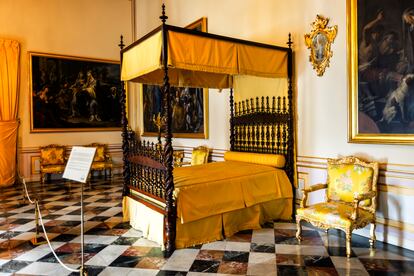 Dormitorio de los reyes en el Palacio de La Granja.