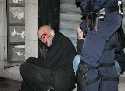 Un manifestante contrario a Nicolas Sarkozy es detenido por la policía en los disturbios del martes en París.