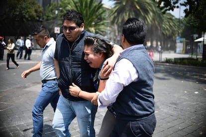 Un grup de persones reacciona després del terratrèmol a Ciutat de Mèxic.