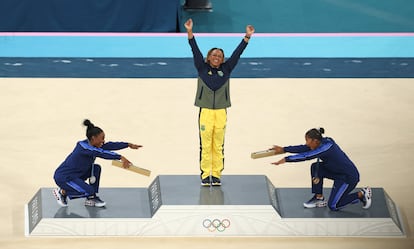 Simone Biles y Jordan Chiles rinden honor a Rebeca Andrade después de haber ganado el oro en la final de suelo.