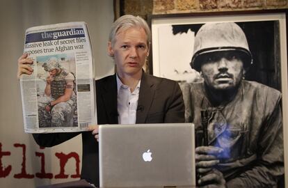 Assange sostiene una copia de ‘The Guardian’ que revela la publicación de los llamados "Los Papeles de Afganistán", el 26 de julio de 2010. Se trata de la primera colaboración periodística de Wikileaks con medios de comunicación, en esta ocasión con 'The Guardian', 'The New York Times' y 'Der Spiegel'.