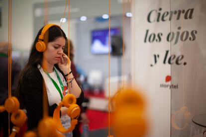 Una mujer escucha un audiolibro a través de la aplicación Storytel durante la Feria Internacional del Libro de Guadalajara de 2018.