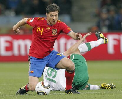 En la imagen, Xabi Alonso en el partido de octavos de final del Mundial de Sudáfrica 2010 de fútbol, España (1) Portugal (0), en el estadio Green Point de Ciudad del Cabo (Sudáfrica).