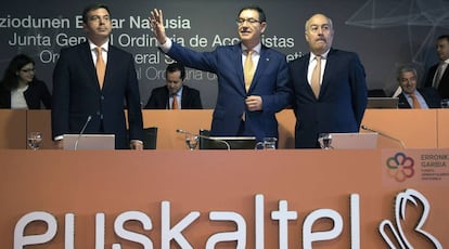 El presidente Alberto García Erauskin en el centro, Francisco Arteche a su derecha, y Paco Allende.