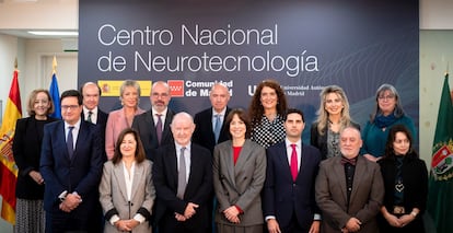 La ministra de Ciencia, Innovación y Universidades, Diana Morant (centro, delante), posa después de firmar el convenio para la creación del consorcio del Centro Nacional de Neurotecnología (Spain Neurotech). A la derecha, con pajarita, Juan Cruz Cigudosa, secretario de Estado de Ciencia, Innovación y Universidades, nombrado en diciembre de 2023. Detrás de Morant, Francisco García Pascual, secretario general de Universidades, nombrado en mayo de 2024.