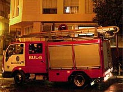 Efectivos del cuerpo de bomberos frente al lugar del incendio.