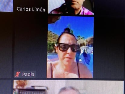 Captura de la imagen de Paola Moreno, concejal del Ayuntamiento de Torrox, quien asistió a un pleno desde la playa.