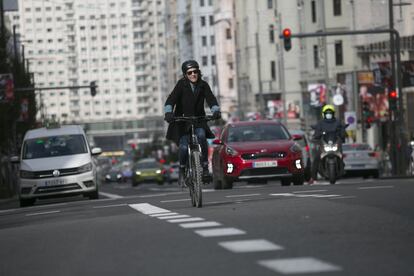 El carril bici de la Gran Vía, en Madrid, no tiene separación, por lo que suele ser invadido por coches y motos, y finaliza en cuesta de forma abrupta.