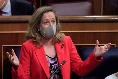 MADRID, 19/05/2021.- La vicepresidenta económica, Nadia Calviño, durante su intervención en la sesión de control al Ejecutivo de este miércoles en el Congreso marcada por la crisis migratoria con Marruecos. EFE/ Fernando Alvarado