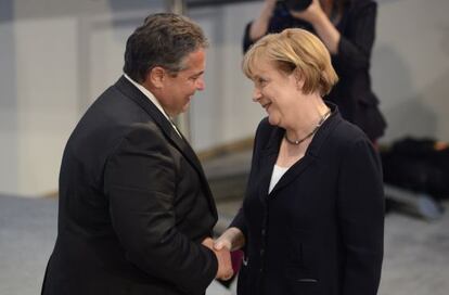 Angela Merkel y Sigmar Gabriel, líder del SPD, en Berlín.