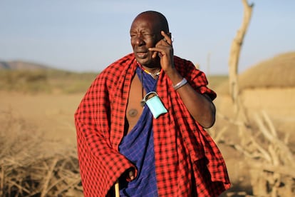 El padre de Lekishon habla por teléfono con un masai de otra aldea sobre un posible trueque entre ganado y sacos de maíz. Gracias a las baterías con placas solares que Lekishon ha llevado al pueblo, los intercambios se han hecho mucho más fluidos.