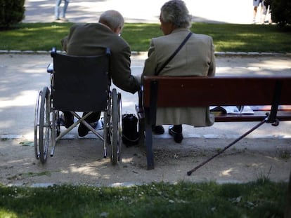 Dos ancianos sentados en un parque.