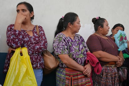 Familiares de menores guatemaltecos no acompañados deportados de EEUU esperan noticias en el aeropuerto de La Aurora, este domingo, en Ciudad de Guatemala.