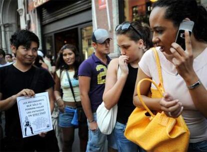 Un grupo de jóvenes hace cola ayer para comprar entradas para el concierto de Madonna.