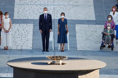 El rey Felipe VI y la reina Letizia asistieron este jueves al acto de homenaje de Estado a las víctimas de la pandemia del Covid-19 y de reconocimiento al personal sanitario, en la Plaza la Armería del Palacio Real en Madrid. El monarca hizo un llamamiento a la unidad en este segundo homenaje, en el que se entregó la Gran Cruz del Mérito Civil a las familias de 120 sanitarios fallecidos durante la pandemia.