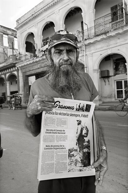 Un vendedor de periódicos con el 'Granma' con la muerte de Fidel Castro.