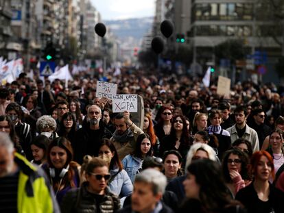 Protesta contra la degradación de los servicios públicos celebrada en Tesalónica, durante la jornada de huelga general en Grecia, este miércoles.