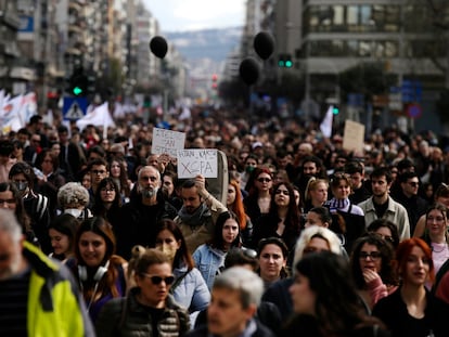 Protesta contra la degradación de los servicios públicos celebrada en Tesalónica, durante la jornada de huelga general en Grecia, este miércoles.