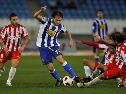 Verdú conduce el balón presionado por Crusat, Vargas y Bernardello.