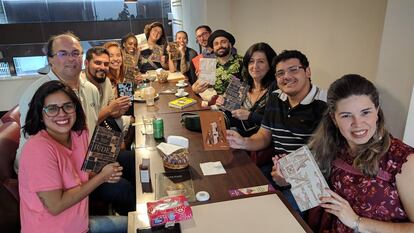 Assinantes do Clube de Leitura TAG Curadoria se reúnem em um café em São Paulo no dia 30 de junho de 2019.