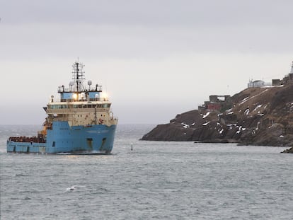 El buque canadiense 'Nexus' llega al Puerto de San Juan de Terranova, el 18 de febrero de 2022, con los tres supervivientes y los nueve cuerpos recuperados tras el naufragio del 'Villa de Pitanxo'.