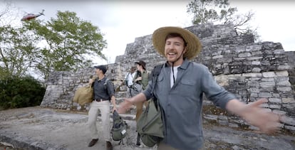 El ‘youtuber’ estadounidense, MrBeast (derecha) y su equipo sobre la pirámide de la ciudad maya de Calakmul, en Campeche.
