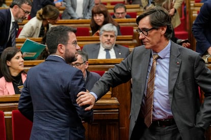 El president Pere Aragonès, y el líder del PSC, Salvador Illa, tras un debate en el Parlament este mes de noviembre.