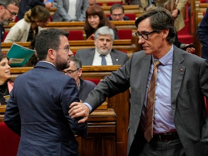 El presidente de la Generalitat Pere Aragonès (a la izquierda), y el líder del PSC, Salvador Illa, en el Parlament.