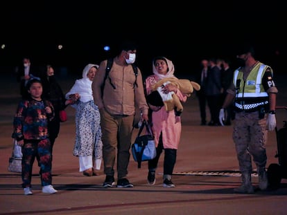 Una familia afgana a su llegada la noche de este lunes a la base aérea de Torrejón de Ardoz (Madrid), procedentes de Pakistán.