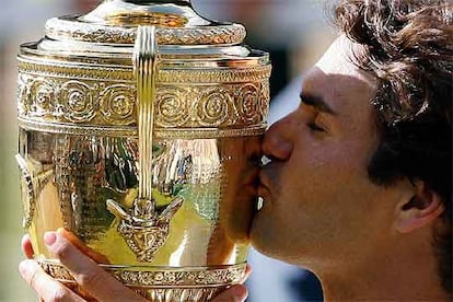 Federer besa el trofeo conquistado en Wimbledon.