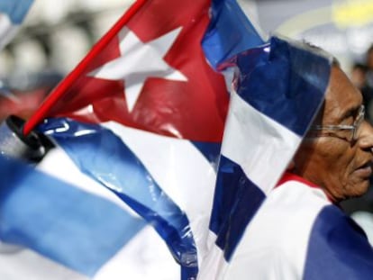 Medio centenar de cubanos, expresos políticos y sus familiares, durante su protesta en Sol.