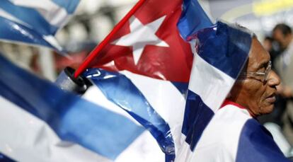 Medio centenar de cubanos, expresos políticos y sus familiares, durante su protesta en Sol.