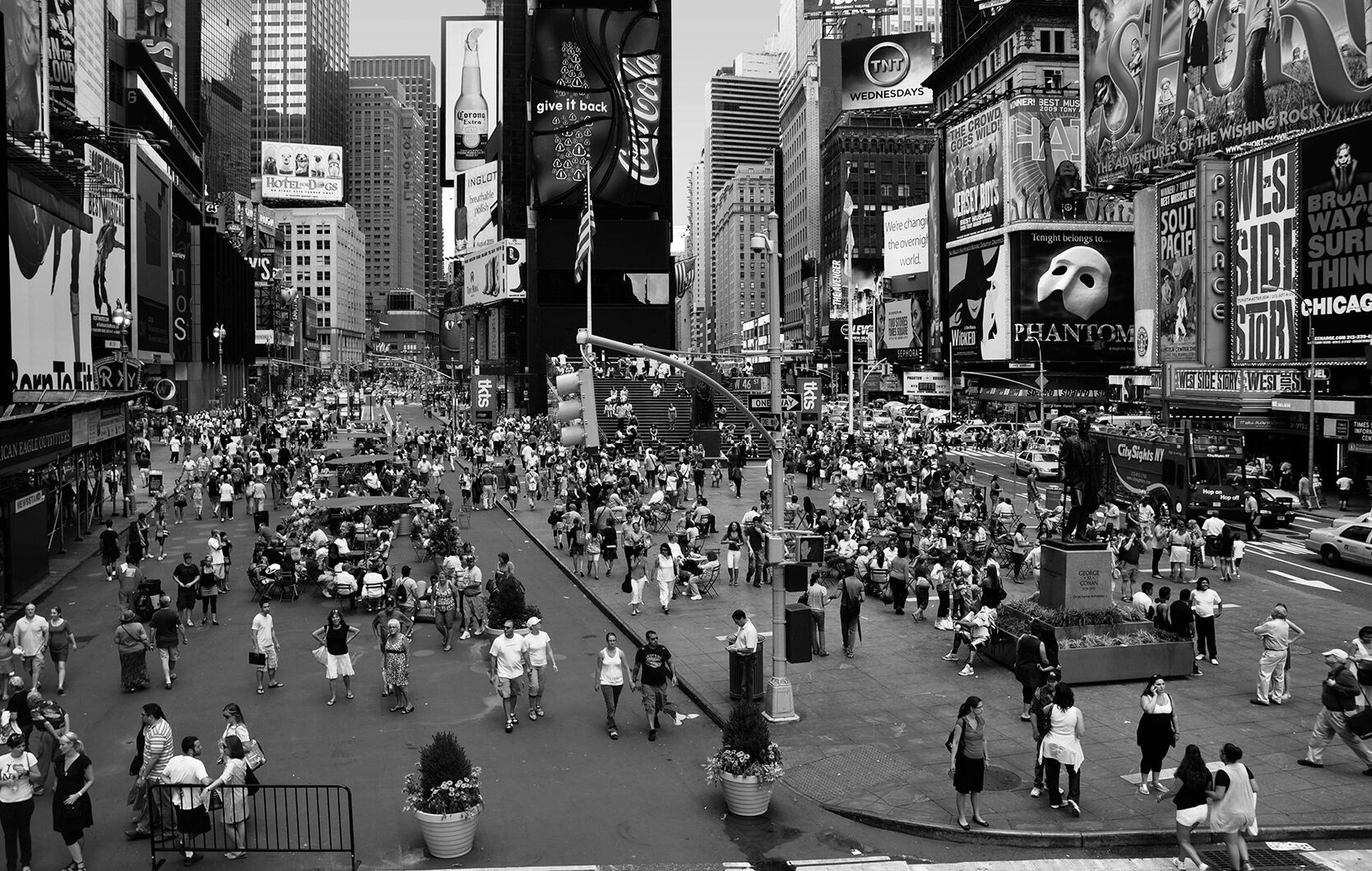 Vista de Broadway a la entrada de Times Square tras convertirse en 2009 en el mayor destino peatonal y de compras del mundo.