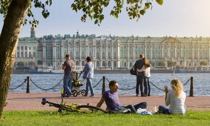 Paseo junto al río Neva, en San Petersburgo.