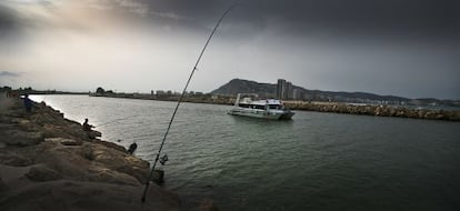 Un catamar&aacute;n tur&iacute;stico saliendo por la desembocadura del J&uacute;car en Cullera. 