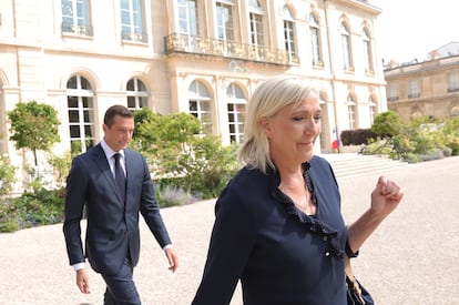 Jordan Bardella, presidente del partido ultra francés Reagrupamiento Nacional, con Marine Le Pen a su salida de una reunión con Macron el 26 de agosto.
