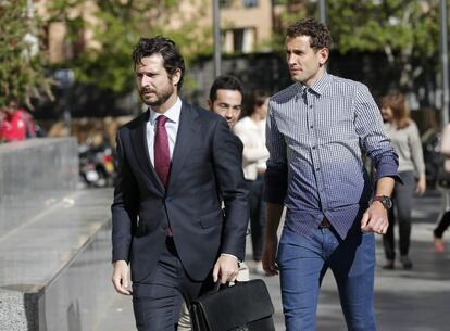 Christian Stuani, derecha, entra a declarar con su abogado en la Ciudad de la Justicia de Valencia.